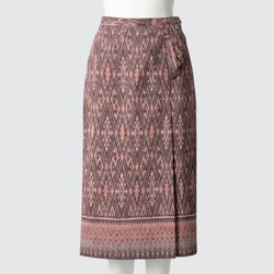 ผ้าถุงป้าย สีธรรมชาติ แบบเลื่อนตะขอตามไซส์ หน้านางข้าง ลายขอล้อมเพชร สีน้ำตาลกะปิ รหัส WM-PTS-100968142