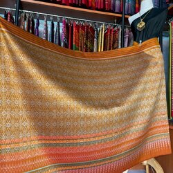 ซิ่น ผ้าไหมมัดหมี่ ทอยกดอกลูกแก้ว ขนาด 1x2เมตร ลายดาวกระจาย พื้นสีส้มทอง รหัส L9A-MD-09066825