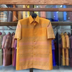 เสื้อสูทไหมแพรวา แขนสั้น พื้นสีเหลืองทอง ไซส์ M รหัส DR-BM-12156609448