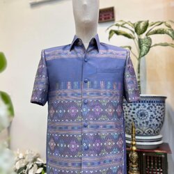 เสื้อสูทไหมแพรวา ลายเกาะ แขนสั้น พื้นสีฟ้า เลือกไซส์ รหัส DR-BM-03276708583