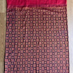 ซิ่น พระตะบอง ไหมบ้านสาวมือ ย้อมสีธรรมชาติ ขนาด 115x160ซม พื้นสีแดง รหัส N9-SIL-F12