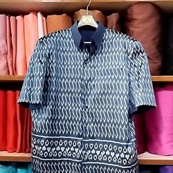 เสื้อซาฟารี คอปก ผ้าไหม พิมพ์ลาย เนื้อเรียบ ลายขอพระราชทาน ไซส์ XL สีน้ำเงินกรมท่า รหัส DS-NY-1206671