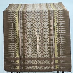 ซิ่น ผ้าไหมมัดหมี่ 3ตะกอ สีธรรมชาติ ขนาด 1x2เมตร มีชายครุย พื้นสีน้ำตาล รหัส M3P-NY-1215670