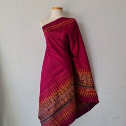 ซิ่น ผ้าไหมมัดหมี่ 3ตะกอ ขนาด 1x2เมตร ลายเชิงล่าง พื้นสีแดงอมชมพู รหัส R2Q-119-MM3H7