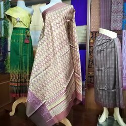 ซิ่น ผ้่ไหมมัดหมี่ ไหมแท้ สีธรรมชาติ 3ตะกอ ขนาด 1x2เมตร พื้นสีเบจ รหัส M3P-KY-10286608351