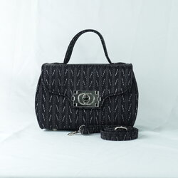 กระเป๋าถือผ้าไหมทรงกล่องฝาพับ ขนาด 21x13x10ซม.ความสูงหูจับ 7ซม. ลายโฮล สีดำ รหัส GLA-TT-060468144