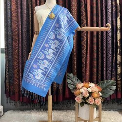 ผ้าพันคอไหม ผ้าไหมทอยกดอก 5ตะกอ ขนาด 35x190ซม.ลายช้าง มีหน้านางชายครุย พื้นสีฟ้า L4E-PS-04246717373