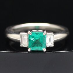 RG250346 แหวนมรกตบ่าข้างเพชร เพชรแท้ 2 เม็ด 0.30 กะรัต PT900 นน.รวม 4.6 กรัม ขนาดแหวน 52 มรกต 0.70 cts