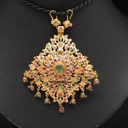 PD25081 จี้อุบะพร้อมเข็มกลัดสามสีตุ้งติ้ง ทับทิม มรกต เพชรซีก ทองแท้ 90% นน.รวม 43.9 กรัม งานสวยมากๆ