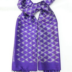 ผ้าคลุมไหล่ผ้าไหม มัดหมี่ ไหมแท้ มีชายครุย ขนาด 50x180ซม. สีม่วง รหัส L4B-ST-119