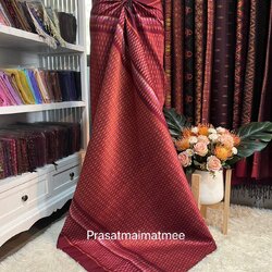 ซิ่น ผ้าไหมมัดหมี่ 3ตะกอ ขนาด 1x2เมตร ลายสร้อยดอกหมาก พื้นสีแดงม่วง รหัส R2Q-PS-05076867