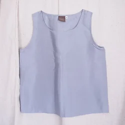 เสื้อแขนกุดไหมแท้ เฉดสีฟ้าอมเทา รหัส TOP001