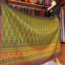 ซิ่น ผ้าไหมมัดหมี่ ทอยกดอกลูกแก้ว ขนาด 1x2เมตร พื้นสีเขียวเชิงม่วง รหัส L9A-MD-09066851