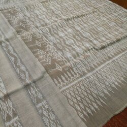 ซิ่น มัดหมี่ 3ตะกอ สีธรรมชาติ เนื้อไหมบ้าน ไหมแท้ทอมือ ขนาด 1x2เมตร มีหน้านางชายครุย สีเอิร์ธโทน รหัส M3P-NY0509652