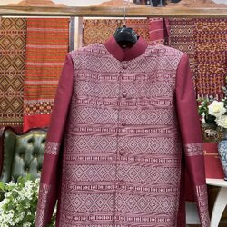 เสื้อสูทไหมแพรวา แขนยาว สีแดง เลือกไซส์ รหัส DR-BM-13016808468