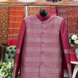 เสื้อสูทคอพระราชทาน แขนยาว ไหมแพรวา สีแดง รหัส DM-BM-1128672