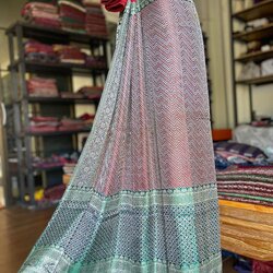 ซิ่น ผ้าปาโตล่ายกเงิน เส้นยืนไหมแท้ ขนาด 118x220ซม มีหน้านาง สีเขียว สีแดง รหัส N9-SIL0519661