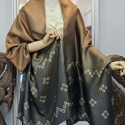 ผ้าคลุมไหล่ไหม ยกดอก มัดย้อม ไล่เฉดสี ขนาด 65x200ซม.พื้นสีน้ำตาลทอง รหัส ZYE-TT-0705671504