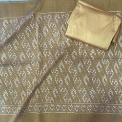 (ผ้าชุด)ผ้าไหมมัดหมี่ ทอยกตะกอ สอดเครือหางกระรอก (ผ้าลาย 2เมตร+สีพื้น 2เมตร) ลายสิริวชิราภรณ์ เฉดสีน้ำตาลทองอ่อน รหัส L8A-AA-060467151610