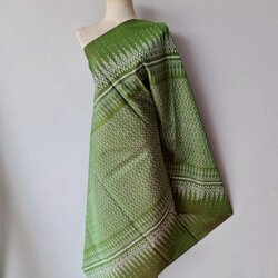 ซิ่น ผ้าไหมมัดหมี่ 3ตะกอ ขนาด 1x2เมตร พื้นสีเขียว รหัส R2Q-119-0717686