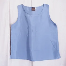 เสื้อแขนกุดไหมแท้ เฉดสีฟ้า รหัส TOP004