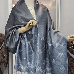 ผ้าคลุมไหล่ไหม ยกดอก มัดย้อม ไล่เฉดสี ขนาด 65x200ซม.พื้นสีเทา รหัส ZYE-TT-0705671427