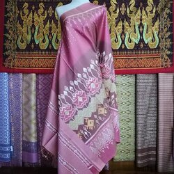 ซิ่น มัดหมี่ 3ตะกอ สีธรรมชาติ ขนาด 1x2เมตร ลายดอกบัว พื้นสีชมพู รหัส M3P-NY0209662