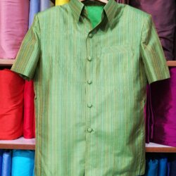 เสื้อซาฟารี คอปก แขนสั้น ผ้าไหมลายริ้ว ไหมแท้ เนื้อเรียบ สีเขียว Size M รอบอก 42นิ้ว รหัส DK-NY0219672