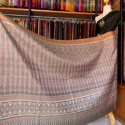 ซิ่น ผ้าไหมมัดหมี่ ทอยกดอกลูกแก้ว ขนาด 1x2เมตร ลายโฮลประยุกต์ พื้นสีน้ำตาลเทา รหัส L9A-MD-09066837