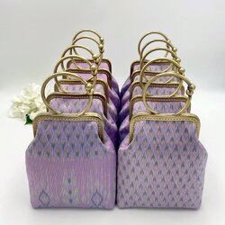 กระเป๋าผ้าไหมแท้ ตัดเย็บด้วยผ้าไหมมัดหมี่ ขนาด กว้าง 17 x สูง 26 x ฐาน 6ซม. สีม่วงชมพู รหัส GLA-SN-1215677