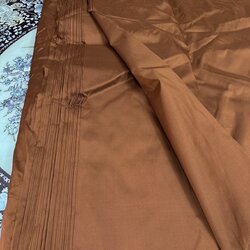 ผ้าไหมสีพื้น เนื้อเรียบ ไหมแท้ 2เส้น ไม่อาบน้ำยา สีน้ำตาลแก่นขนุน (ราคาต่อหลา) รหัส C-90074-N