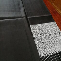 (ผ้าชุด)ไหมยกสุรินทร์ ขนาด 1x4เมตร (ลาย 2เมตร+สีพื้น 2เมตร) สีดำ รหัส N10-NY0710662