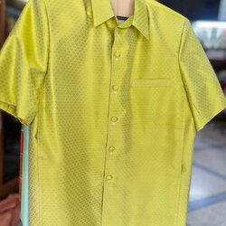 เสื้อซาฟารีคอปก แขนสั้น ยกดอก เฉดสีเขียวทอง ไซส์ L รหัส DT-ST-1110680