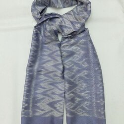 ผ้าคลุมไหล่ผ้าไหม มัดหมี่ ไหมแท้ มีชายครุย ขนาด 50x180ซม. สีม่วงอมเทา รหัส L4B-ST-294