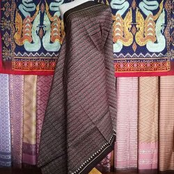 ซิ่น ผ้าไหม มัดหมี่ 3ตะกอ เครือสมอ ขนาด 1x2เมตร ลายโบราณ พื้นสีเม็ดมะขาม รหัส R2Q-NY0322666