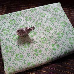 ผ้าไหมพิมพ์ลาย เนื้อหยาบ ขายตามความยาวหลา เฉดสีขาว เขียว รหัส A4-AA1129652