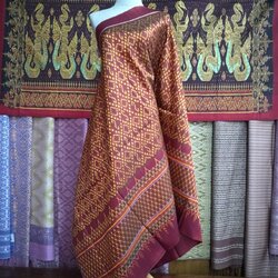 ซิ่น ผ้าไหม มัดหมี่ 3ตะกอ เครือสมอริ้วเชิง ลายขิดนารีรัตน์ ขนาด 1x2เมตร พื้นสีแดง รหัส PCS-NY0227661