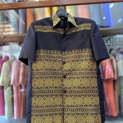 เสื้อสูทไหมแพรวา แขนสั้น พื้นสีดำ ไซส์ M รหัส DR-BM-121566094423