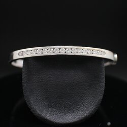 BL25023 กำไลเพชรแถวครึ่งหน้า เพชรแท้ 17 เม็ด 1.19 กะรัต ทองแท้ 18k นน.รวม 18.1 กรัม เส้นผ่านศูนย์กลาง 5.3 ซม.