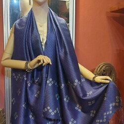 ผ้าคลุมไหล่ไหม ยกดอก มัดย้อม ไล่เฉดสี ขนาด 65x200ซม. พื้นสีน้ำเงินกรมท่า สีเทา รหัส ZYE-TT-1125661