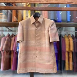 เสื้อสูทไหมแพรวา แขนสั้น พื้นสีน้ำตาลครีม ไซส์ M รหัส DR-BM-121566094411