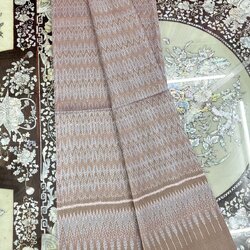 ซิ่น ผ้าไหมมัดหมี่ทอยกดอก 6ตะกอ ยกดอกลูกแก้ว สีธรรมชาติ ขนาด1x2เมตร ลายโฮล พื้นสีน้ำตาล รหัส L1-ST-0909681