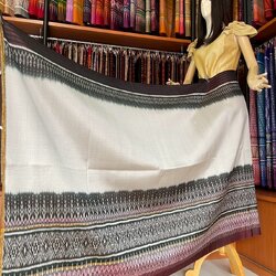 ผ้าไหมมัดหมี่ ไหมแท้ทอมือ 3ตะกอ ขนาด 1x2เมตร พื้นสีขาวเชิงม่วง รหัส R2Q-MD-09066810