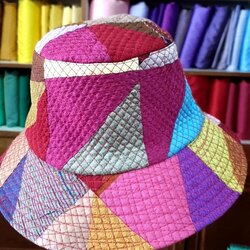 หมวกผ้าไหม ตัดเย็บจากไหมต่อ อัดผ้ากาว ขนาดเส้นรอบศรีษะ 57ซม. คละสี คละลาย รหัส WH-ND0630661