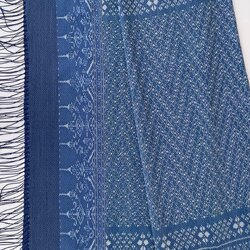 ซิ่น ผ้าไหมมัดหมี่ทอยกดอก 6ตะกอ สีธรรมชาติ ขนาด1x2เมตร ลายร้อยดาว มีหน้านางชายครุย พื้นสีน้ำเงิน รหัส L1-69-09076713