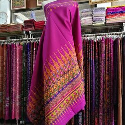 ซิ่น ผ้าไหมมัดหมี่ 3ตะกอ ขนาด 1x2เมตร ลายทางด่วน เชิงล่าง พื้นสีม่วงอมชมพู รหัส R2Q-NY0718666