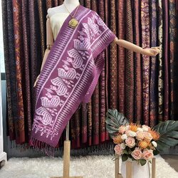 ผ้าพันคอไหม ผ้าไหมทอยกดอก 5ตะกอ ขนาด 35x190ซม.ลายนกยูง มีหน้านางชายครุย สีม่วง รหัส L4E-PS-042467173723