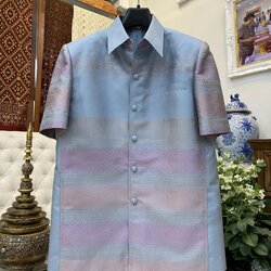 เสื้อสูทไหมแพรวา แขนสั้น พื้นสีฟ้าอ่อน เลือกไซส์ รหัส DR-BM092966110027