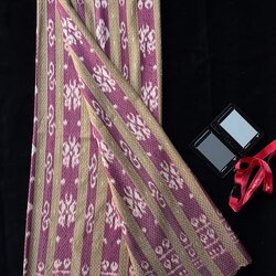 ซิ่น ผ้าไหมมัดหมี่ ทอยกดอก 6ตะกอ สีธรรมชาติ ขนาด 1x2 เมตร ลายดอกรักราชกัญญา สีม่วงชมพูสลับเขียวอ่อน รหัส PCS-NY-11226810