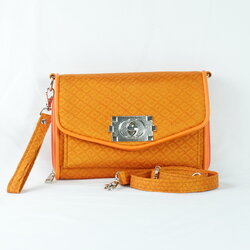 กระเป๋าถือไหมแท้ทรงคลัทช์ พร้อมสายสะพาย ขนาด 15x20ซม.สีเหลืองทอง รหัส GO-TT-060568163